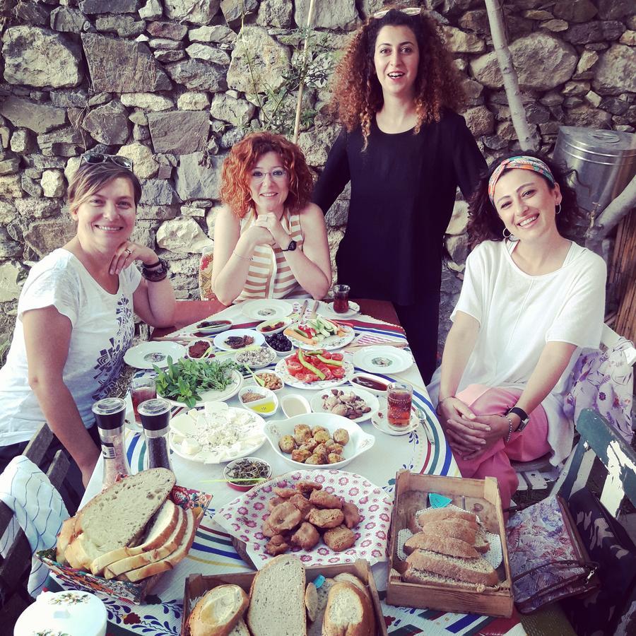 Hobbithousebademler Bed and Breakfast Urla Esterno foto